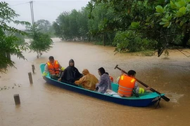 Di chuyển người dân ra khỏi khu vực ngập lũ tại huyện Cam Lộ, tỉnh Quảng Trị. (Ảnh: Thanh Thủy/TTXVN) 