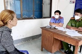 Đối tượng Trần Thị Bích Thuỷ làm việc với cơ quan điều tra. (Ảnh: TTXVN phát) 