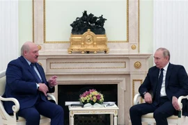 Tổng thống Belarus Alexander Lukashenko (trái) và Tổng thống Nga Vladimir Putin (phải) tại cuộc hội đàm ở Moskva, Nga, ngày 11/3/2022. (Ảnh: AFP/TTXVN) 