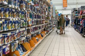 Khách hàng mua đồ trong siêu thị ở Lille, miền Bắc Pháp. (Ảnh: AFP/TTXVN)