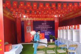 Một khu vực bỏ phiếu của quận Ba Đình (Hà Nội) được phun khử khuẩn, đảm bảo an toàn phòng, chống dịch COVID-19. (Nguồn: TTXVN phát) 