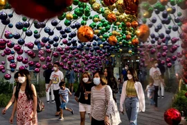 Người dân đeo khẩu trang phòng dịch COVID-19 tại Bangkok, Thái Lan. (Ảnh: AFP/TTXVN) 