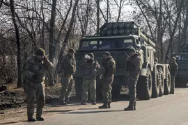 Người dân mang theo hành lý di chuyển gần nhà ga ở thủ đô Kiev, Ukraine ngày 24/2/2022. (Ảnh: AFP/TTXVN) 