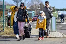 Người dân Ukraine vượt biên sang Hungary để tránh xung đột, ngày 25/2/2022. (Ảnh: AFP/TTXVN) 