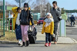 Người dân Ukraine vượt biên sang Hungary để tránh xung đột, ngày 25/2/2022. (Ảnh: AFP/TTXVN) 