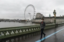 Người dân đeo khẩu trang phòng lây nhiễm COVID-19 tại London, Anh, ngày 21/12/2020. (Nguồn: THX/TTXVN) 
