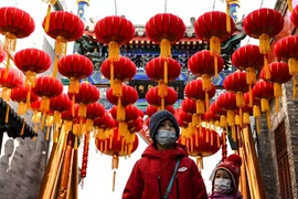 Người dân Bắc Kinh, Trung Quốc đeo khẩu trang phòng, chống COVID-19. (Ảnh: AFP/TTXVN)