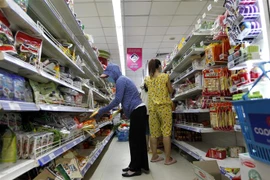 Người tiêu dùng mua sắm tại siêu thị Co.op mart Nhiêu Lộc-Thị Nghè. (Ảnh: Thanh Vũ/TTXVN) 
