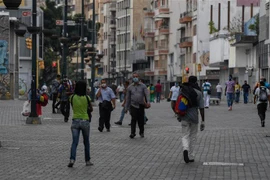 Người dân đeo khẩu trang phòng lây nhiễm COVID-19 tại Caracas, Venezuela. (Nguồn: AFP/TTXVN) 