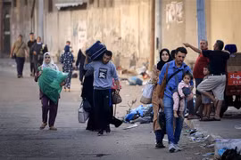 Người dân Palestine sơ tán tới các khu vực an toàn ở Gaza City, sau các cuộc không kích của Israel, ngày 13/10/2023. (Ảnh: AFP/TTXVN)