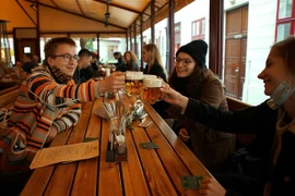 Người dân thưởng thức bữa ăn tại một nhà hàng ở Prague, Cộng hòa Séc trong bối cảnh lệnh hạn chế được dỡ bỏ ngày 25/5/2020. (Nguồn: THX/TTXVN) 