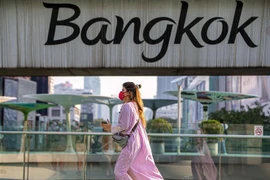 Người dân đeo khẩu trang phòng lây nhiễm COVID-19 tại Bangkok, Thái Lan. (Ảnh: THX/TTXVN) 