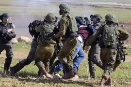 Người biểu tình Palestine xung đột với binh sỹ Israel tại làng Tamun, gần Thung lũng Jordan, Khu Bờ Tây ngày 31/1/2020. (Nguồn: AFP/TTXVN) 