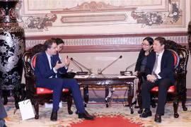Phó Chủ tịch Ủy ban Nhân dân Thành phố Hồ Chí Minh Dương Anh Đức (phải) tiếp ông Olivier Becht (trái), Bộ trưởng đặc trách Ngoại thương, thu hút kinh tế và công dân Pháp ở nước ngoài. (Ảnh: Xuân Khu/TTXVN)