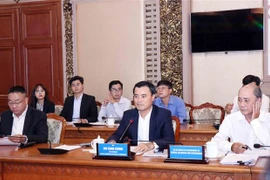 Ông Bùi Xuân Cường (giữa), Phó Chủ tịch Ủy ban Nhân dân Thành phố Hồ Chí Minh, tại buổi làm việc. (Ảnh: Xuân Khu/TTXVN) 