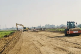 Thi công dự án đường Vành đai 4 qua địa bàn huyện Hoài Đức. (Ảnh: Tuyết Mai/TTXVN)