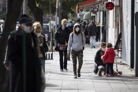 Người dân đi bộ trên phố ở Buenos Aires, Argentina ngày 17/7/2020. (Nguồn: THX/TTXVN) 