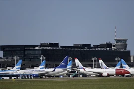 Máy bay thương mại nằm chờ tại sân bay Jorge Newbery ở Buenos Aires, Argentina, ngày 20/3/2020. (Nguồn: AFP/TTXVN) 
