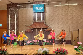 Các nghệ sỹ Việt Nam trình diễn tiết mục múa "Ngày mùa" tại sự kiện Hội chợ Từ thiện Ikebana 2024. (Ảnh: Phạm Tuân/Vietnam+)