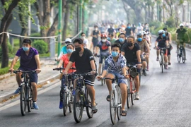 Cấm ở Hồ Gươm, người dân lại di chuyển đến Hồ Tây đạp xe, tập thể dục
