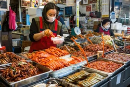 Một gian hàng trong khu chợ Gwangjang ở Seoul. (Ảnh: AFP/TTXVN)