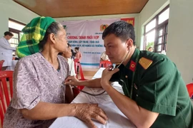 Đoàn y bác sỹ Bệnh viên Quân y 175 khám bệnh cho bà con xã miền núi Trường Xuân, Quảng Bình. (Ảnh: Đức Thọ/TTXVN) 
