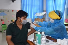 Người dân thị trấn Long Hải, huyện Long Điền được tiêm vaccine phòng COVID-19. (Ảnh: Hoàng Nhị/TTXVN) 