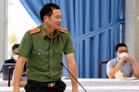 Thiếu tướng Vũ Hồng Văn thông tin về việc khởi tố đối tượng mạo danh Vụ trưởng Thanh tra Chính phủ. (Ảnh: Công Phong/TTXVN) 