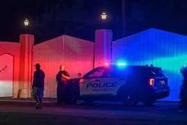 Xe cảnh sát đậu bên ngoài nhà riêng của cựu Tổng thống Mỹ Donald Trump tại Mar-A-Lago, Palm Beach, bang Florida, Mỹ, ngày 8/8/2022. (Ảnh: AFP/TTXVN) 