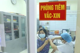 Tiêm vaccine ngừa COVID-19. (Ảnh: Hoàng Hiếu/TTXVN) 