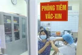 Tiêm vaccine ngừa COVID-19. (Ảnh: Hoàng Hiếu/TTXVN) 