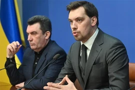 Thủ tướng Ukraine Oleksiy Honcharuk (phải) trong cuộc họp báo tại Kiev ngày 8/1/2020. (Nguồn: AFP/TTXVN) 