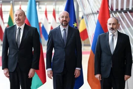 (Từ trái sang) Tổng thống Azerbaijan Ilham Aliyev, Chủ tịch Hội đồng châu Âu Charles Michel và Thủ tướng Armenia Nikol Pashinyan tại cuộc gặp ở Brussels, Bỉ, ngày 14/5/2023. (Ảnh: AFP/TTXVN)