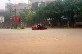 Ngã tư đường Chu Văn An (thành phố Vĩnh Yên, tỉnh Vĩnh Phúc) bị ngập sâu do mưa lớn. (Ảnh: Hoàng Hùng/TTXVN) 