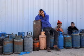 Người dân xếp hàng chờ đổ đầy các bình ga tại Rafah, Dải Gaza, ngày 24/11/2023. (Ảnh: THX/TTXVN)