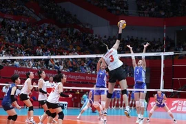 Một pha tấn công trên lưới của Đội tuyển Bóng chuyển Nữ Việt Nam. (Ảnh: Hoàng Linh/TTXVN)