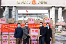Lãnh đạo Sở Ngoại vụ, Sở y tế tỉnh Hà Giang tiếp nhận vật tư y tế do châu Văn Sơn, tỉnh Vân Nam (Trung Quốc) trao tặng. (Ảnh: Nguyễn Chiến/TTXVN) 
