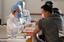 Nhân viên y tế tiêm chủng vaccine ngừa COVID-19 cho người dân tại Bắc Kinh, Trung Quốc, ngày 3/1/2021. (Nguồn: THX/TTXVN) 