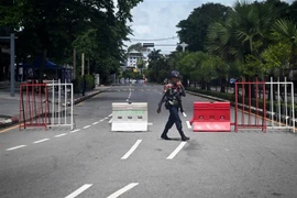 Lực lượng an ninh gác trên đường phố tại Yangon, Myanmar, ngày 19/7/2022. (Ảnh: AFP/TTXVN) 