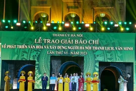 Trao giải A cho các tác giả. (Ảnh: Đinh Thuận/TTXVN)