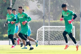 Ba thủ môn Văn Hoàng, Tấn Trường và Văn Toản (từ trái qua) khởi động. (Ảnh: Hoàng Linh/TTXVN) 