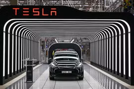 Một mẫu xe của hãng Tesla tại nhà máy ở Gruenheide, Đức. (Ảnh: AFP/TTXVN)