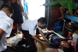 Tổ quân y tàu 278 hải quân nhanh chóng cấp cứu ngư dân bị rắn biển cắn. (Ảnh: TTXVN phát) 