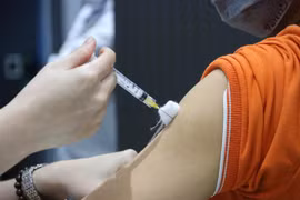 Tiêm vaccine ngừa COVID-19 tại Thành phố Hồ Chí Minh. (Ảnh: Thanh Vũ/TTXVN) 