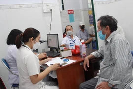 Người dân thành phố Nha Trang khám bệnh tại Trạm Y tế phường Phương Sài, thành phố Nha Trang. (Ảnh: Phan Sáu/TTXVN)