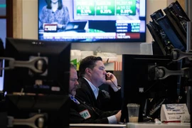 Giao dịch viên làm việc trên Sàn Chứng khoán New York, Mỹ. (Ảnh: THX/TTXVN)