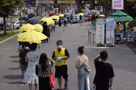 Người dân xếp hàng chờ xét nghiệm COVID-19 tại Seoul, Hàn Quốc, ngày 13/7/2021. (Nguồn: Yonhap/TTXVN) 