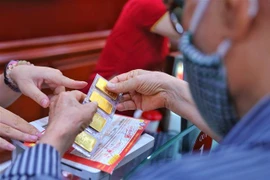 Giao dịch vàng tại Công ty Vàng bạc Đá quý Bảo Tín- Minh Châu. Ảnh: (Ảnh: Danh Lam/TTXVN) 