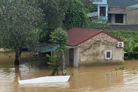 Nhiều ngôi nhà gần bờ sông ở khu vực thành phố Cao Bằng bị ngập sâu trong nước. (Ảnh: Quốc Đạt/TTXVN) 