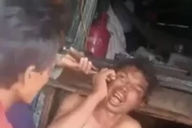 Cảnh ngư dân bị đánh đập dã man. (Ảnh cắt từ clip. Nguồn: TTXVN phát)